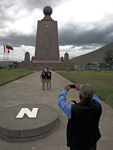 Foto monumento mitad del mundo en Ecuador