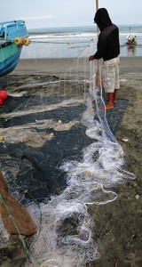 Foto pescador arreglando red