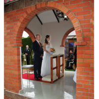 Novios frente altar durante ceremonia boda