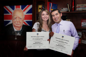 Foto de graduandos con diploma