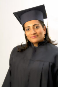 Chica graduando con toga y birrete