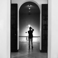 Joven tomando fotos en museo arte Botero