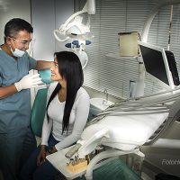 Foto odontólogo con paciente