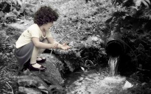 Niña "pescando" en Charta