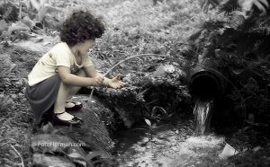 Niña jugando con agua