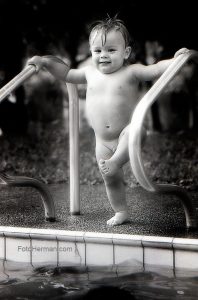 Niño en piscina
