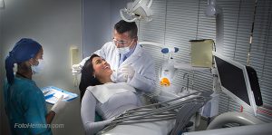 Foto paciente y odontolo en consultorio