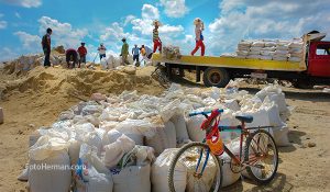 Obreros mina sal en Manaure