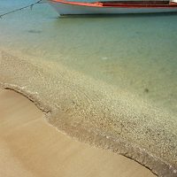 Foto orilla mar con canoa