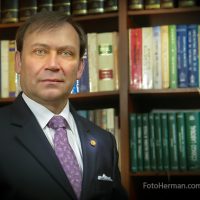 Retrato ejecutivo en su oficina