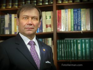 Retrato ejecutivo en su oficina