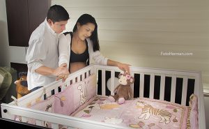 Mujer en embarazo con esposo y cuna bebé