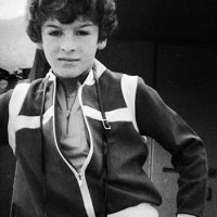 Retrato de joven con camara fotografica