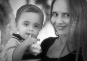 Foto niño con su mamá