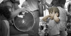 Niño con banda musicos