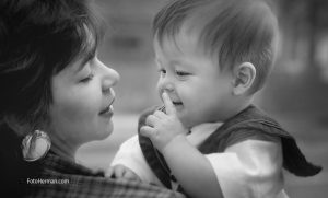 Retrato ByN de madre con su hijo