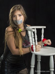 Chica fetiche atada a silla