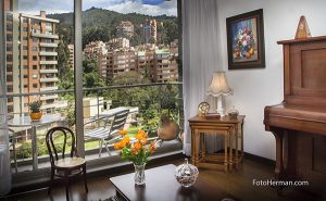 Detalle apartamento con vista al exterior