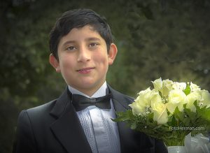 Best man con ramo de rosas de la novia