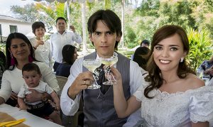 Novios en brindis con champaña