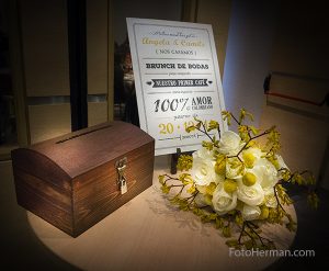 Cofre o baúl para lluvia de sobres en boda