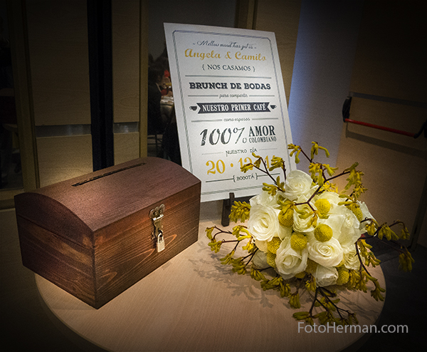 Cofre o baúl para lluvia de sobres en boda