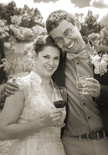 Foto en sepia novios abrazados