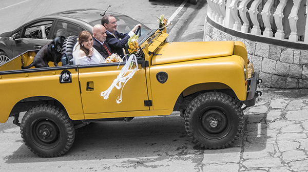 Novia llega en carro