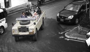 Novio llega en jeep amarillo
