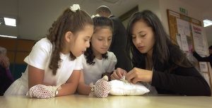 Tres niñas con almohadilla de las argollas