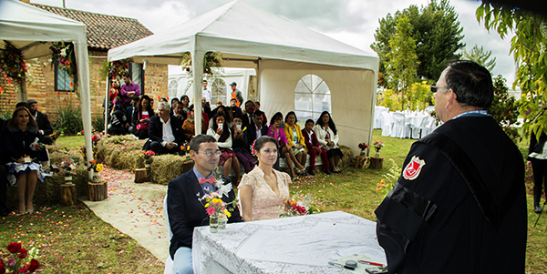 Foto novios sentados frente a notario