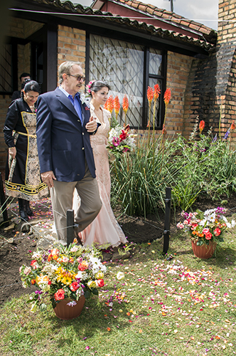Novia con su padre saliendo de casa