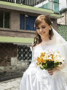 Novia con bouquet de flores