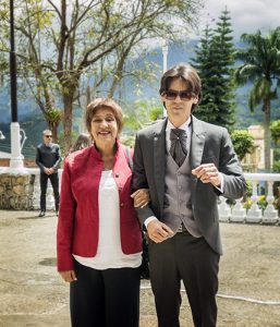Foto novio con su mamá