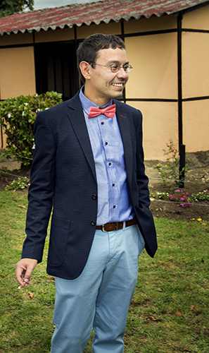 Foto novio fumando antes de la boda