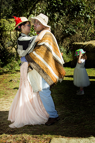 Foto novios bailando en trajes típicos