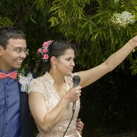 Novia haciendo brindis con copa de vino