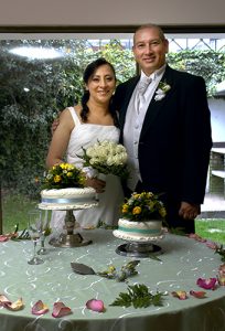 Foto novios con ponqué durante recepción boda
