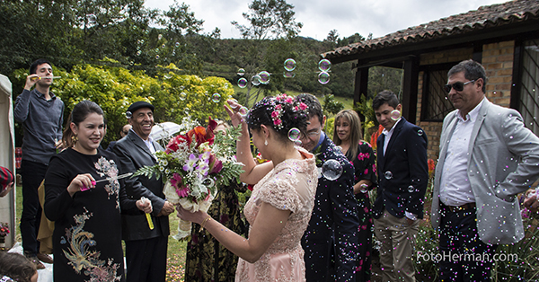 Novios con sus invitados
