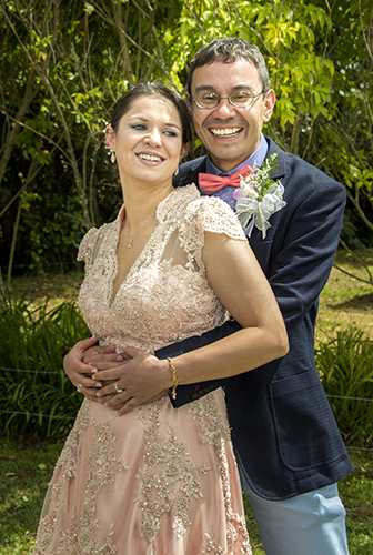 Novio abrazando a la novia