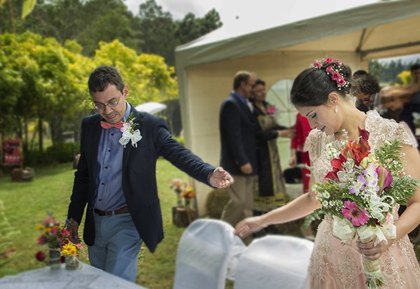 Novia con ramo llega con novio a la boda