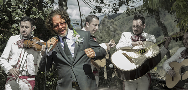 Padrino con micrófono y tres músicos