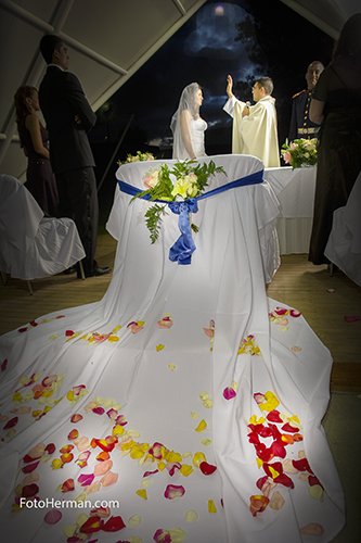 Bendición sacerdota en boda católica