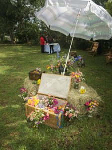 Baul con flores en boda