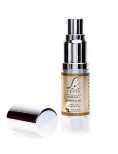 Cosmético con spray para piel