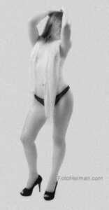 Dama semi-desnuda de pié