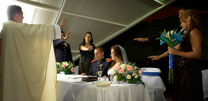 Bendicion a novios en ceremonia boda