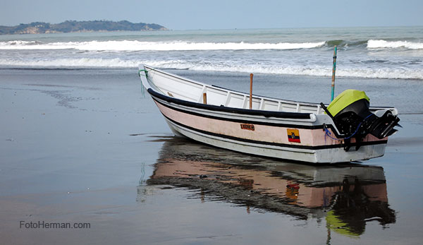 Foto barca frente al mar en Ecuador