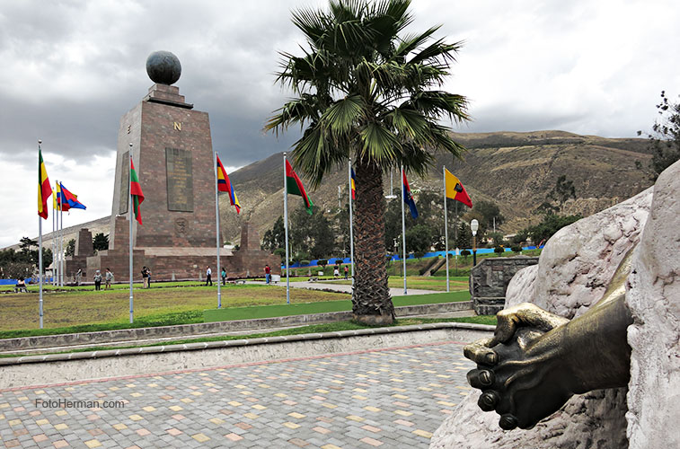 Foto monumento mitad del mundo en Ecuador