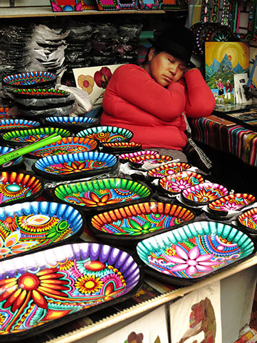 Foto vendedora durmiendo en Ecuador